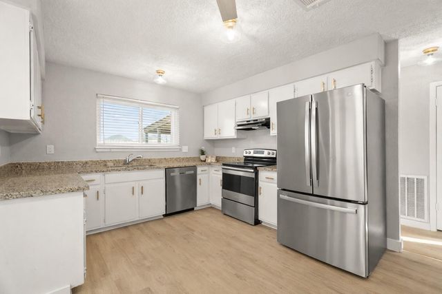 602 W Castle Harbour Drive, Friendswood, TX 77546