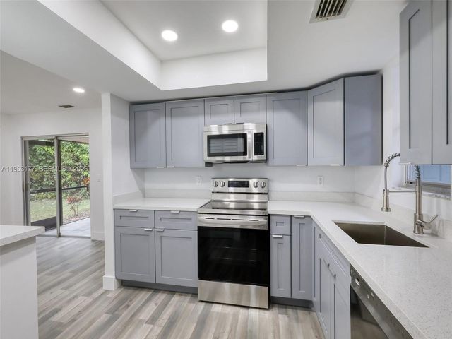 1901 Coquina Way, Coral Springs, FL 33071