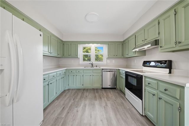 301 Barcelona DR, Chesapeake, VA 23322