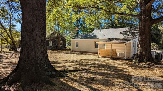 156 S Sycamore Street, Mooresville, NC 28115