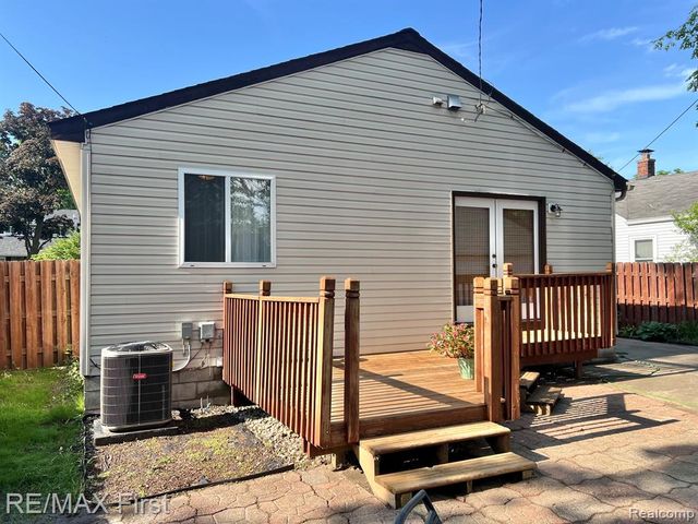 1650 Woodward Hts, Ferndale, MI 48220