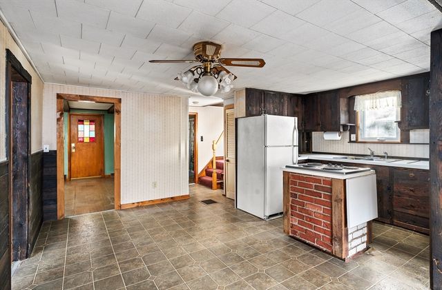 33 Howard Ave, Easthampton, MA 01027