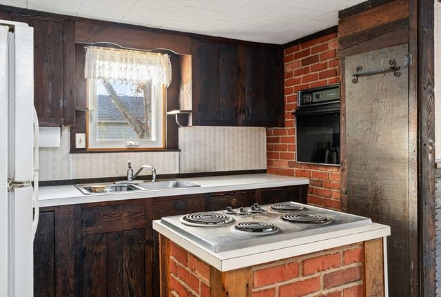 33 Howard Ave, Easthampton, MA 01027