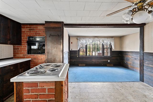 33 Howard Ave, Easthampton, MA 01027