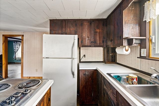 33 Howard Ave, Easthampton, MA 01027