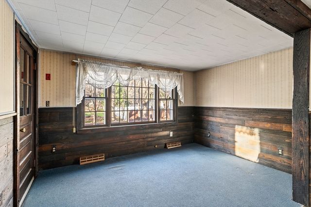 33 Howard Ave, Easthampton, MA 01027