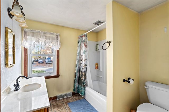 33 Howard Ave, Easthampton, MA 01027