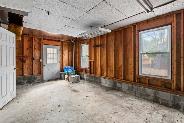 33 Howard Ave, Easthampton, MA 01027