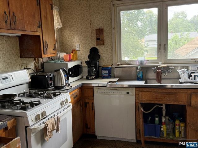41 Westervelt Place, Westwood, NJ 07675