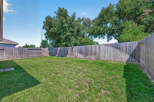 326 Riverwood Village Lane, Sealy, TX 77474