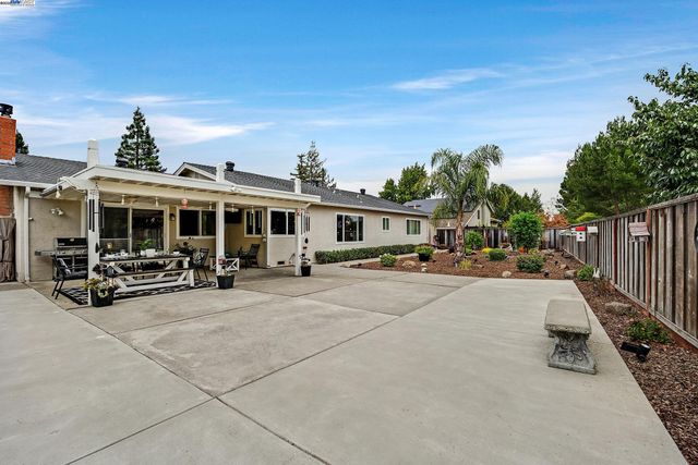 612 Santander Dr, San Ramon, CA 94583