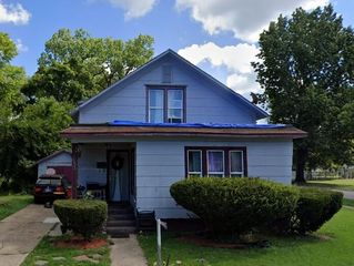 1097 Pearl St, Benton Harbor, MI 49022