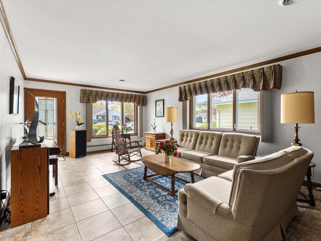 2014 Lexington DRIVE, Manitowoc, WI 54220