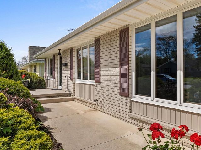 2014 Lexington DRIVE, Manitowoc, WI 54220