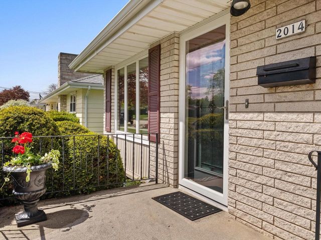 2014 Lexington DRIVE, Manitowoc, WI 54220