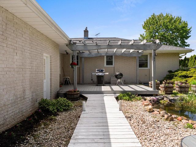 2014 Lexington DRIVE, Manitowoc, WI 54220