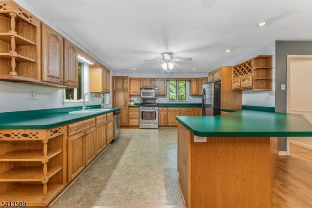 19 Hillside Dr, Clinton Town, NJ 08809