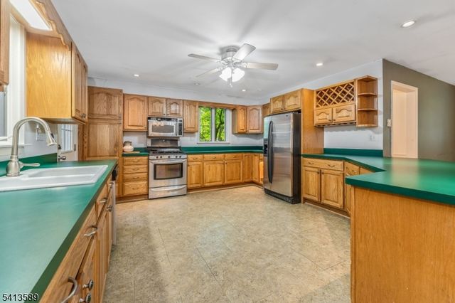 19 Hillside Dr, Clinton Town, NJ 08809