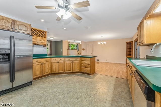 19 Hillside Dr, Clinton Town, NJ 08809