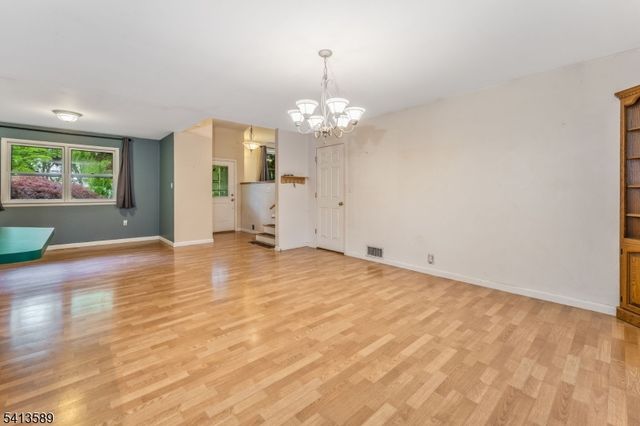 19 Hillside Dr, Clinton Town, NJ 08809