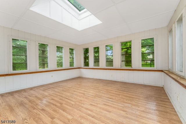 19 Hillside Dr, Clinton Town, NJ 08809