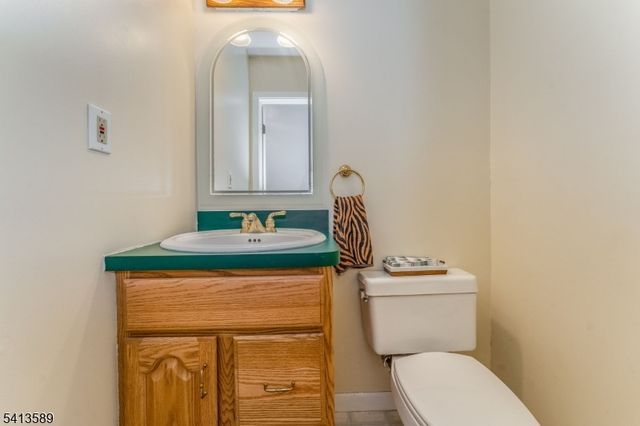 19 Hillside Dr, Clinton Town, NJ 08809
