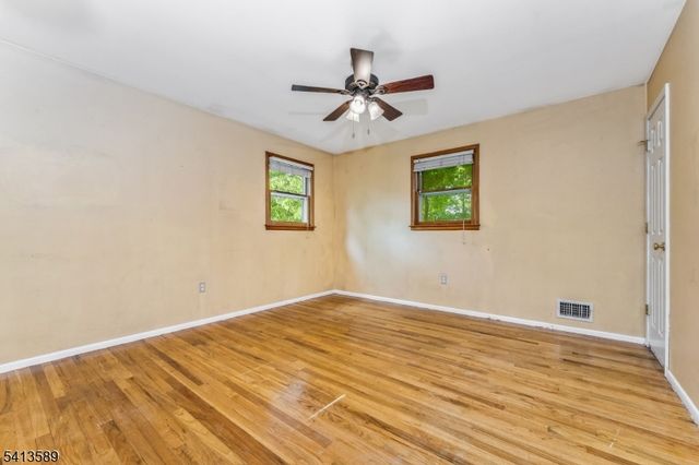 19 Hillside Dr, Clinton Town, NJ 08809