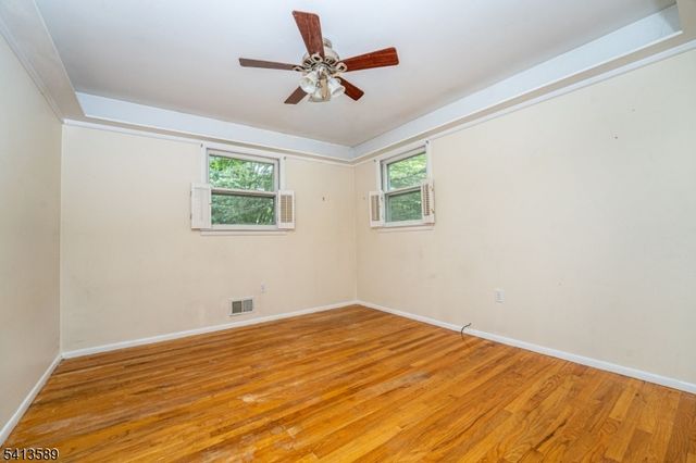 19 Hillside Dr, Clinton Town, NJ 08809