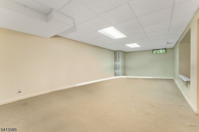 19 Hillside Dr, Clinton Town, NJ 08809