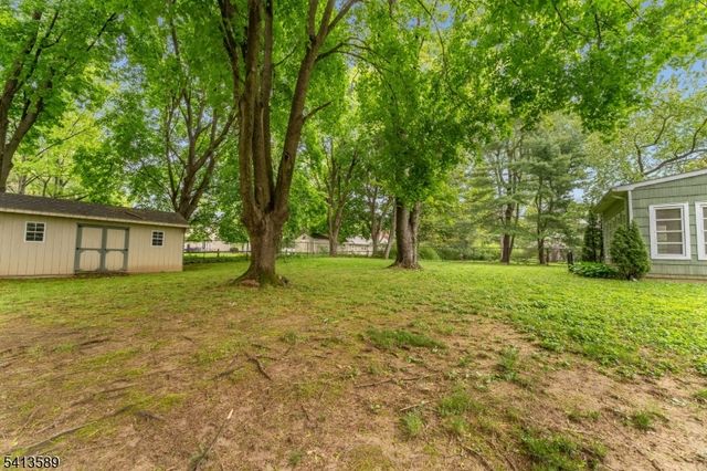 19 Hillside Dr, Clinton Town, NJ 08809