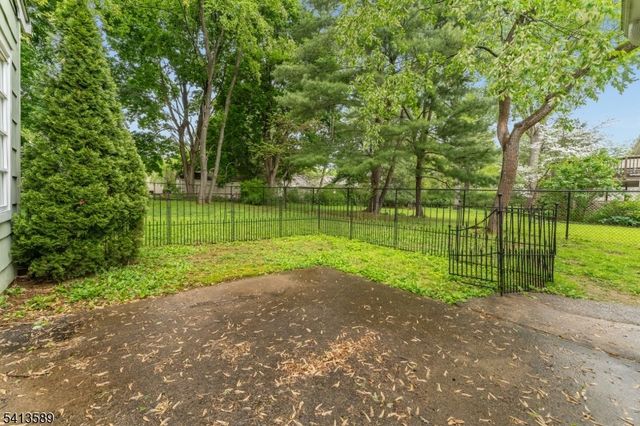 19 Hillside Dr, Clinton Town, NJ 08809