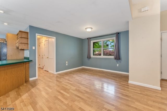 19 Hillside Dr, Clinton Town, NJ 08809