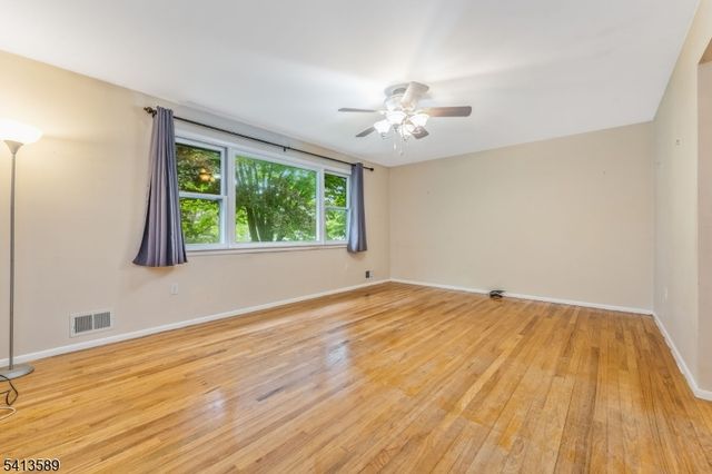 19 Hillside Dr, Clinton Town, NJ 08809