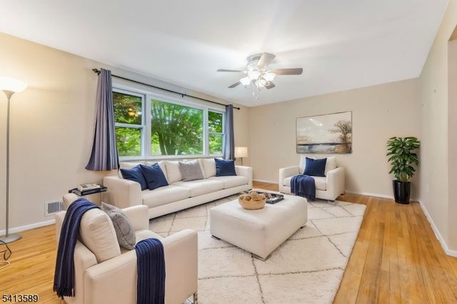 19 Hillside Dr, Clinton Town, NJ 08809