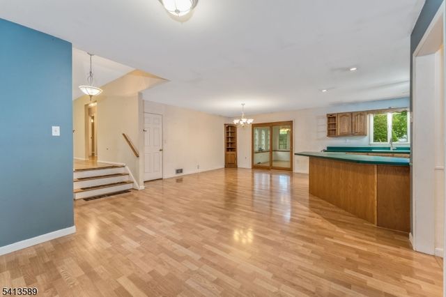 19 Hillside Dr, Clinton Town, NJ 08809