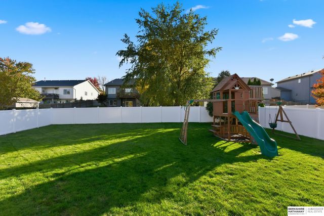 813 Clearwater Drive, Papillion, NE 68046