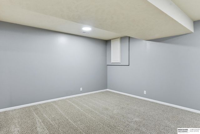 813 Clearwater Drive, Papillion, NE 68046