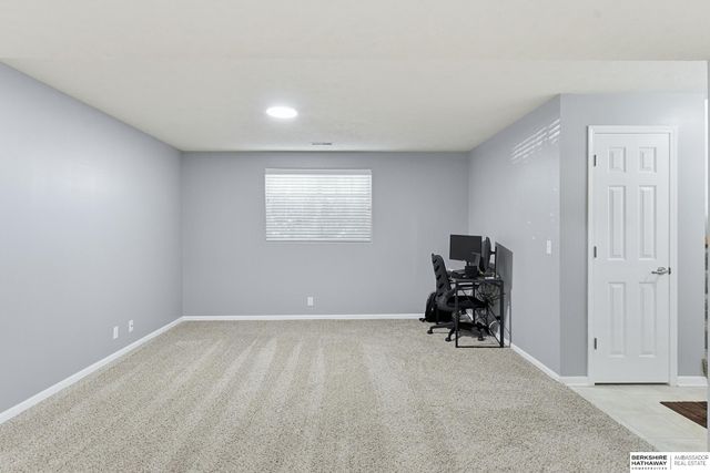 813 Clearwater Drive, Papillion, NE 68046