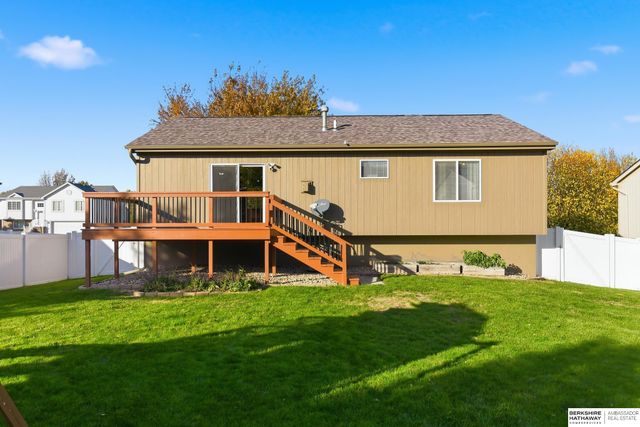 813 Clearwater Drive, Papillion, NE 68046