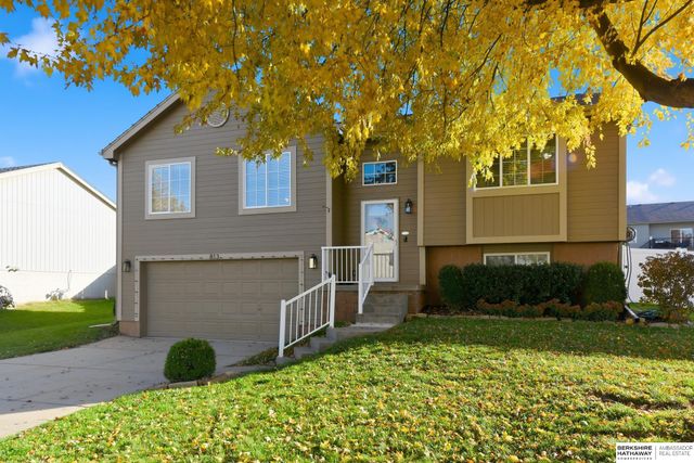 813 Clearwater Drive, Papillion, NE 68046