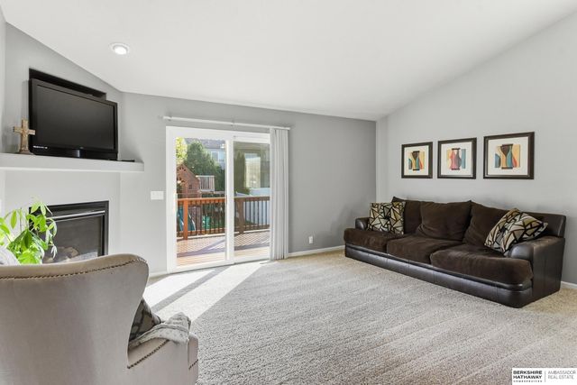 813 Clearwater Drive, Papillion, NE 68046