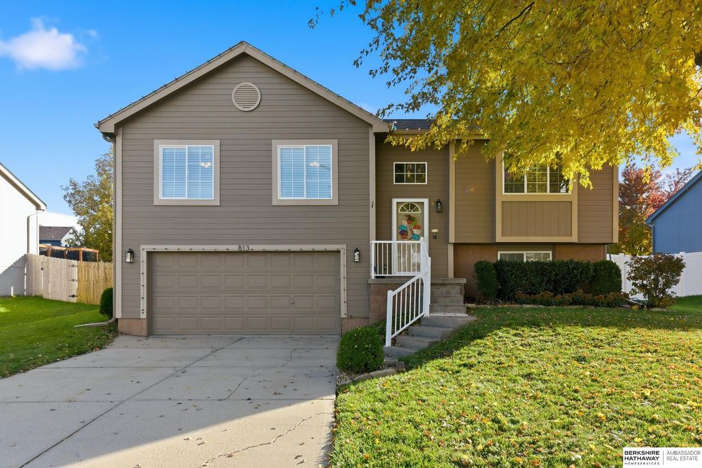 813 Clearwater Drive, Papillion, NE 68046