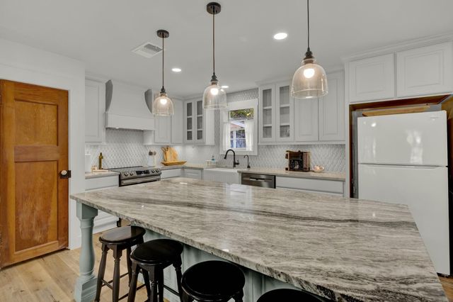 767 VALLEY OAKS DR DR, Canyon Lake, TX 78133
