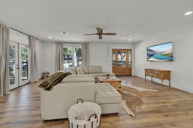 767 VALLEY OAKS DR DR, Canyon Lake, TX 78133
