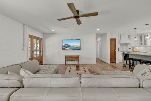 767 VALLEY OAKS DR DR, Canyon Lake, TX 78133