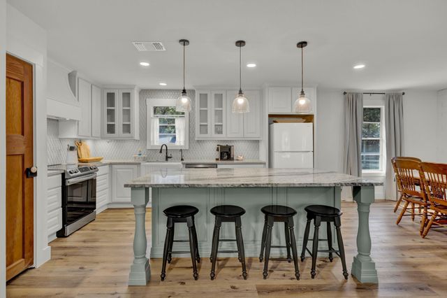 767 VALLEY OAKS DR DR, Canyon Lake, TX 78133