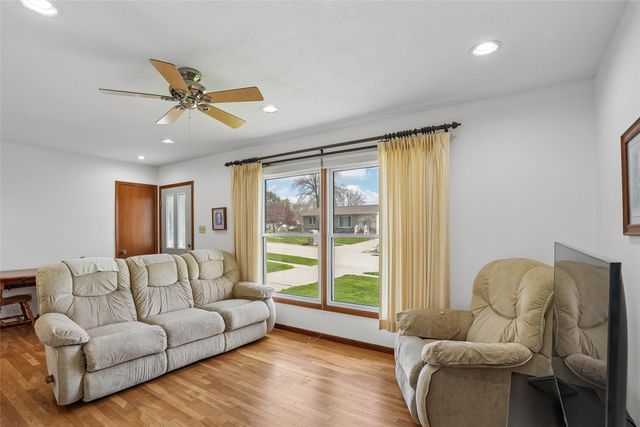 4512 SE 6th Street, Des Moines, IA 50315