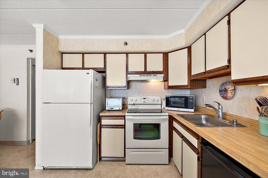 Image 10 of property listing at 5801 ATLANTIC AVE #608, Ocean City, MD 21842