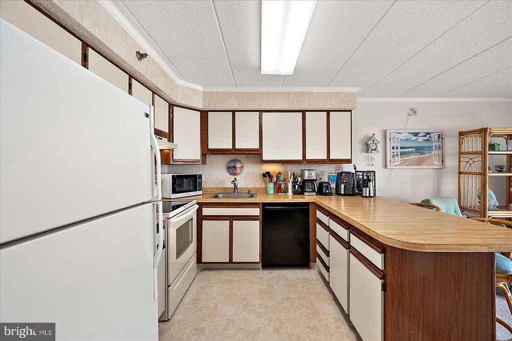 Image 8 of property listing at 5801 ATLANTIC AVE #608, Ocean City, MD 21842