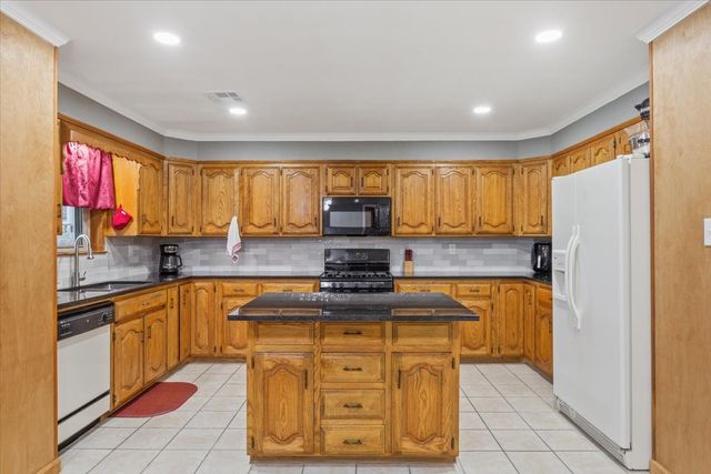 109 Hilltop Street, Riesel, TX 76682